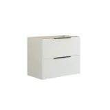 Badeværelse inspiration med gulve og vægge i marmor, elegant hvidt vaskeskab og højskab med smukke smalle striber, og minimalistiske sorte aflange greb, samt moderne firkantet spejl med lys.