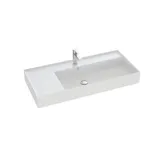 Badeværelse med skrå vægge inspiration, med badeværelsesmøbler i lilla med elegante rammefronter, flot ovalt spejl med lampe, smuk og praktisk hylde, samt lillamalet væg og gråt sildebensgulv, der giver et elegant og moderne udtryk.