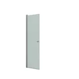 Stort badeværelse inspiration med badeværelsesmøbler i lys træ, firkantet spejl, og bruseafskærmning med svingdører med isglas og profiler i satin samt elegant elektrisk håndklædetørrer.