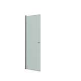 Stort badeværelse inspiration med badeværelsesmøbler i lys træ, firkantet spejl, og bruseafskærmning med svingdører med isglas og profiler i satin samt elegant elektrisk håndklædetørrer.