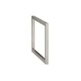 Moderne badeværelse i nordisk stil med lyst træ, elegant belysning, spejlskabsvæg og stilfuld indretning, der skaber en varm og indbydende atmosfære.