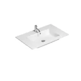 Stilfuld badeværelse inspiration med beige vaskeskab med inderskuffe, overskab, åben reol, oval spejl med belysning, matchende pendler, hylde under spejlet, og væghængt toilet. Vægge med lyse, aflange fliser