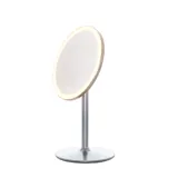 Badeværelse med skrå vægge inspiration, med badeværelsesmøbler i lilla med elegante rammefronter, flot ovalt spejl med lampe, smuk og praktisk hylde, samt lillamalet væg og gråt sildebensgulv, der giver et elegant og moderne udtryk.