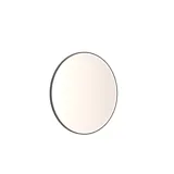 Badeværelse inspiration med aflange lyseblå fliser og betongulv, elegant vaskeskab i lys blå og smukke smalle striber, stilren og tynd håndvask, dobbelt højskab med smukke smalle striber, samt minimalistisk rundt spejl med sort kant og lys.