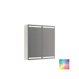 Romantisk badeværelse inspiration med spejlskab, der har praktiske og yndefulde opbevaringsløsninger, dobbelt bordstående håndvaske på en stenbordplade.