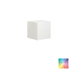 Stort og lyst badeværelse i minimalistisk stil med bløde pastelfarver og elegante grønne nuancer, stilfuldt rundt spejl og moderne indretning