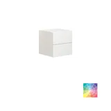 Stort og lyst badeværelse i minimalistisk stil med bløde pastelfarver og elegante grønne nuancer, stilfuldt rundt spejl og moderne indretning