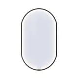 Moderne og stilfuld badeværelse inspiration med oval spejl med sort ramme og lysstyring, farvet toilet, vaskeskab, underskabe og skabe i rødbrun eg, Silestone vask og matchende gulv