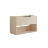 Stort badeværelse inspiration med små aflange fliser, elegant vaskeskab i lys beige med smukke smalle striber og moderne åbent rum, sorte aflange greb, samt stilrent spejlskab med lys, der skaber en romantisk atmosfære.