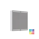 Lille badeværelse inspiration med vaskeskab og overskab over toilet i beige specialfarve, elegant spejlskab med integreret lys, de lyse farver og hvide gardin skaber en romantisk og feminin atmosfære.