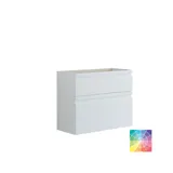 Lille badeværelse inspiration med vaskeskab og overskab over toilet i beige specialfarve, elegant spejlskab med integreret lys, de lyse farver og hvide gardin skaber en romantisk og feminin atmosfære.