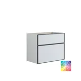 Badeværelse med skrå vægge inspiration, med badeværelsesmøbler i lilla med elegante rammefronter, flot ovalt spejl med lampe, smuk og praktisk hylde, samt lillamalet væg og gråt sildebensgulv, der giver et elegant og moderne udtryk.