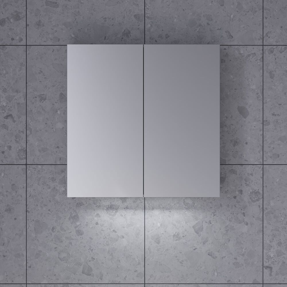 Stort badeværelse inspiration i nordisk stil med badeværelsesmøbler i lys blå farve og træbordplade med elegant bordstående håndvask, sildebensgulv i træ, der skaber en lys og klassisk stil