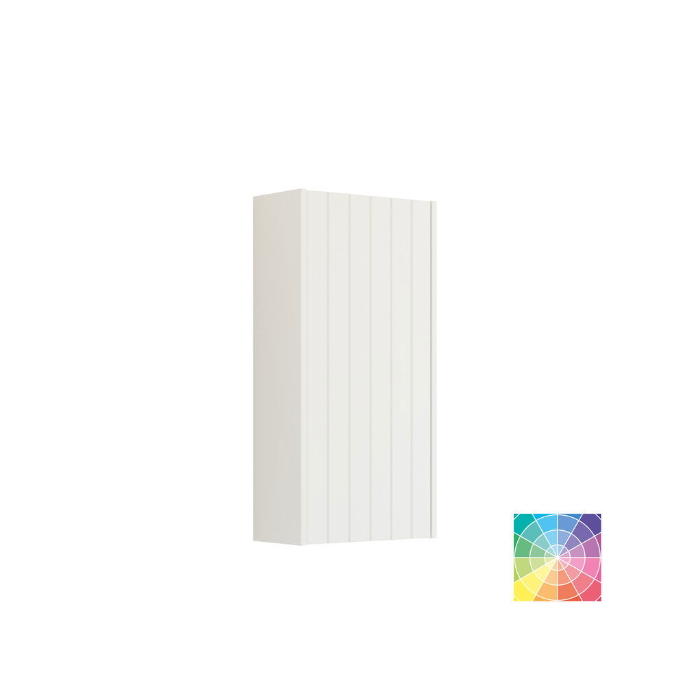 Stort vintage badeværelse med terracottafarvet vaskeskab, bordstående håndvask, ovalt spejl med messingkant, lyserøde og grå fliser giver et romantisk, feminint look