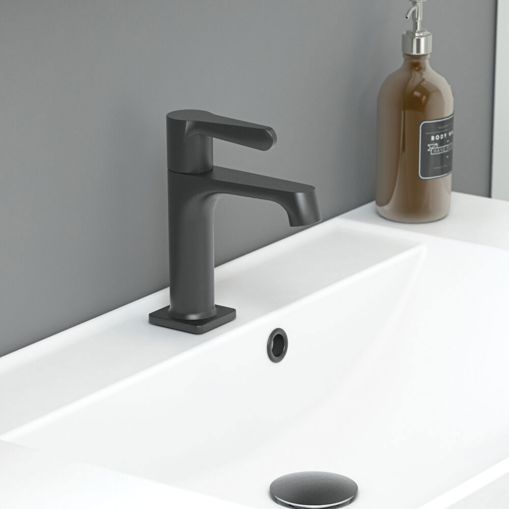 Stilfuld badeværelse inspiration med beige vaskeskab med inderskuffe, overskab, åben reol, oval spejl med belysning, matchende pendler, hylde under spejlet, og væghængt toilet. Vægge med lyse, aflange fliser