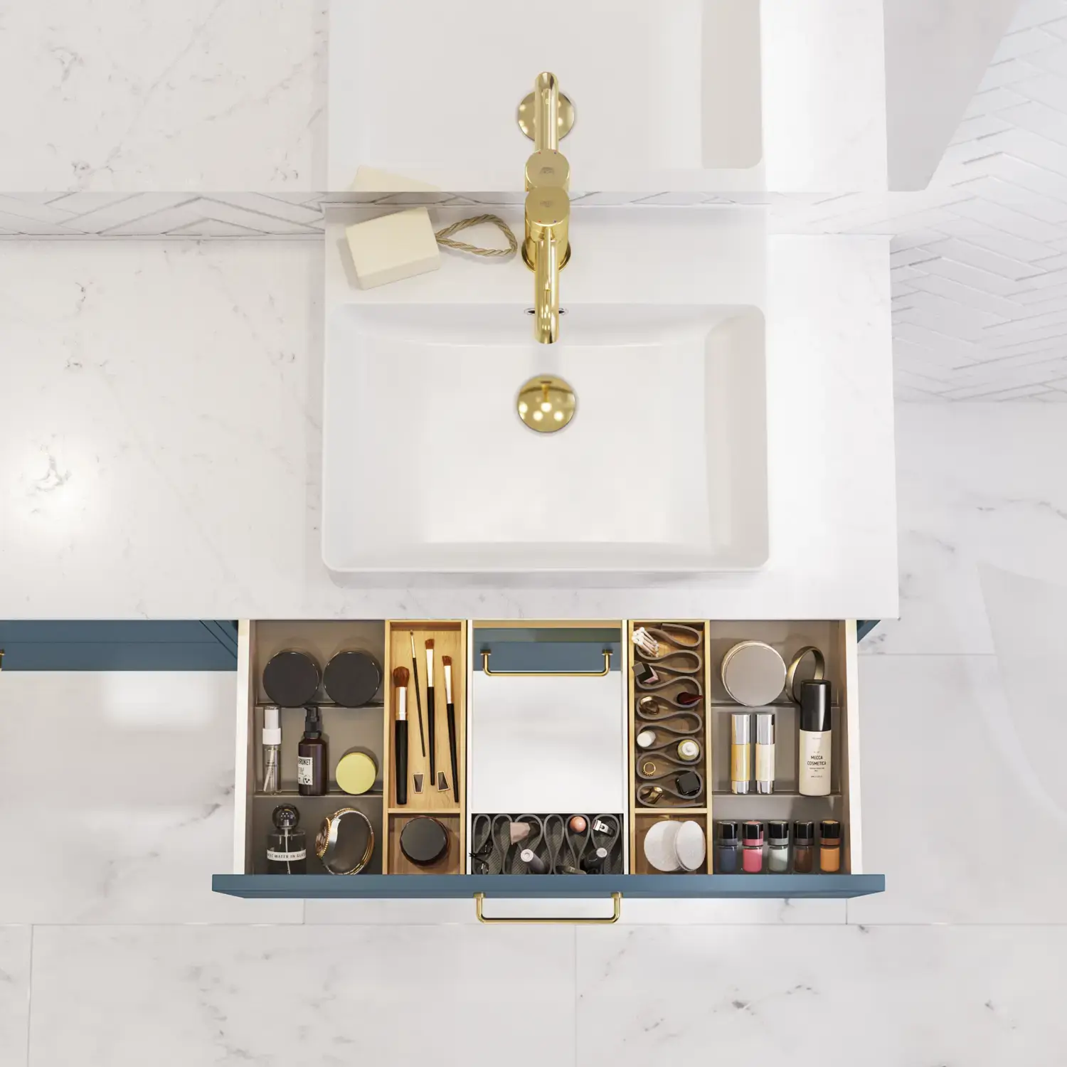 Badeværelse inspiration med badeværelsesmøbler i moderne blå farve, elegant bordstående vask og stort firkantet spejl med lys, hvide sildebensfliser giver et stilfuldt og klassisk udtryk