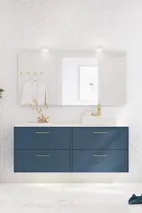 Badeværelse inspiration med badeværelsesmøbler i moderne blå farve, elegant bordstående vask og stort firkantet spejl med lys, hvide sildebensfliser giver et stilfuldt og klassisk udtryk