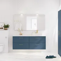 Badeværelse inspiration med badeværelsesmøbler i moderne blå farve, elegant bordstående vask og stort firkantet spejl med lys, hvide sildebensfliser giver et stilfuldt og klassisk udtryk