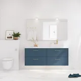 Badeværelse inspiration med badeværelsesmøbler i moderne blå farve, elegant bordstående vask og stort firkantet spejl med lys, hvide sildebensfliser giver et stilfuldt og klassisk udtryk