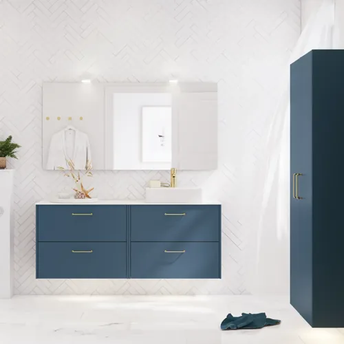 Badeværelse inspiration med badeværelsesmøbler i moderne blå farve, elegant bordstående vask og stort firkantet spejl med lys, hvide sildebensfliser giver et stilfuldt og klassisk udtryk