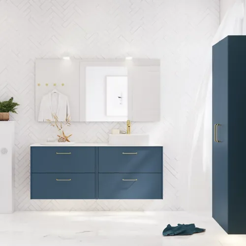 Badeværelse inspiration med badeværelsesmøbler i moderne blå farve, elegant bordstående vask og stort firkantet spejl med lys, hvide sildebensfliser giver et stilfuldt og klassisk udtryk