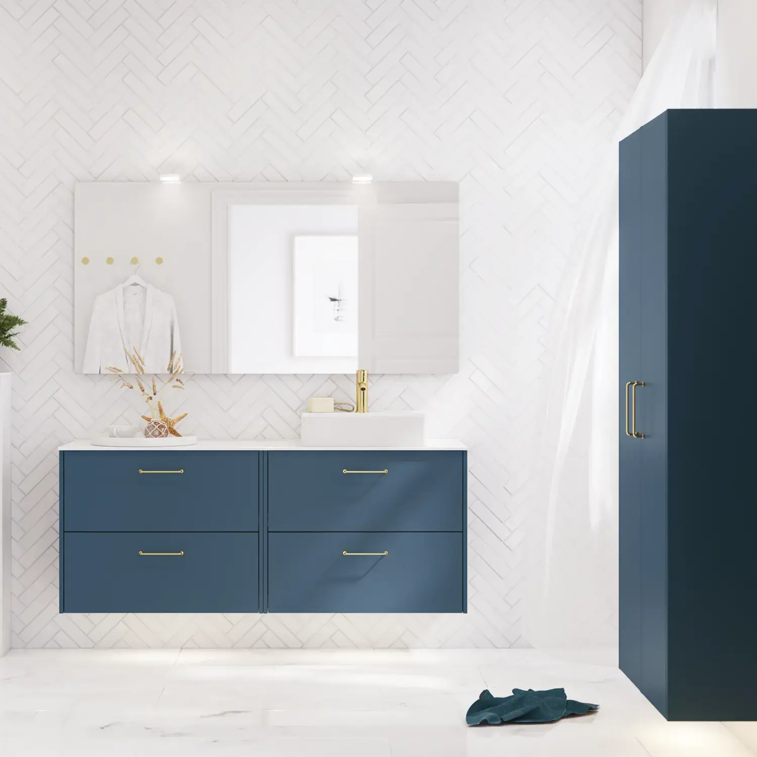 Badeværelse inspiration med badeværelsesmøbler i moderne blå farve, elegant bordstående vask og stort firkantet spejl med lys, hvide sildebensfliser giver et stilfuldt og klassisk udtryk