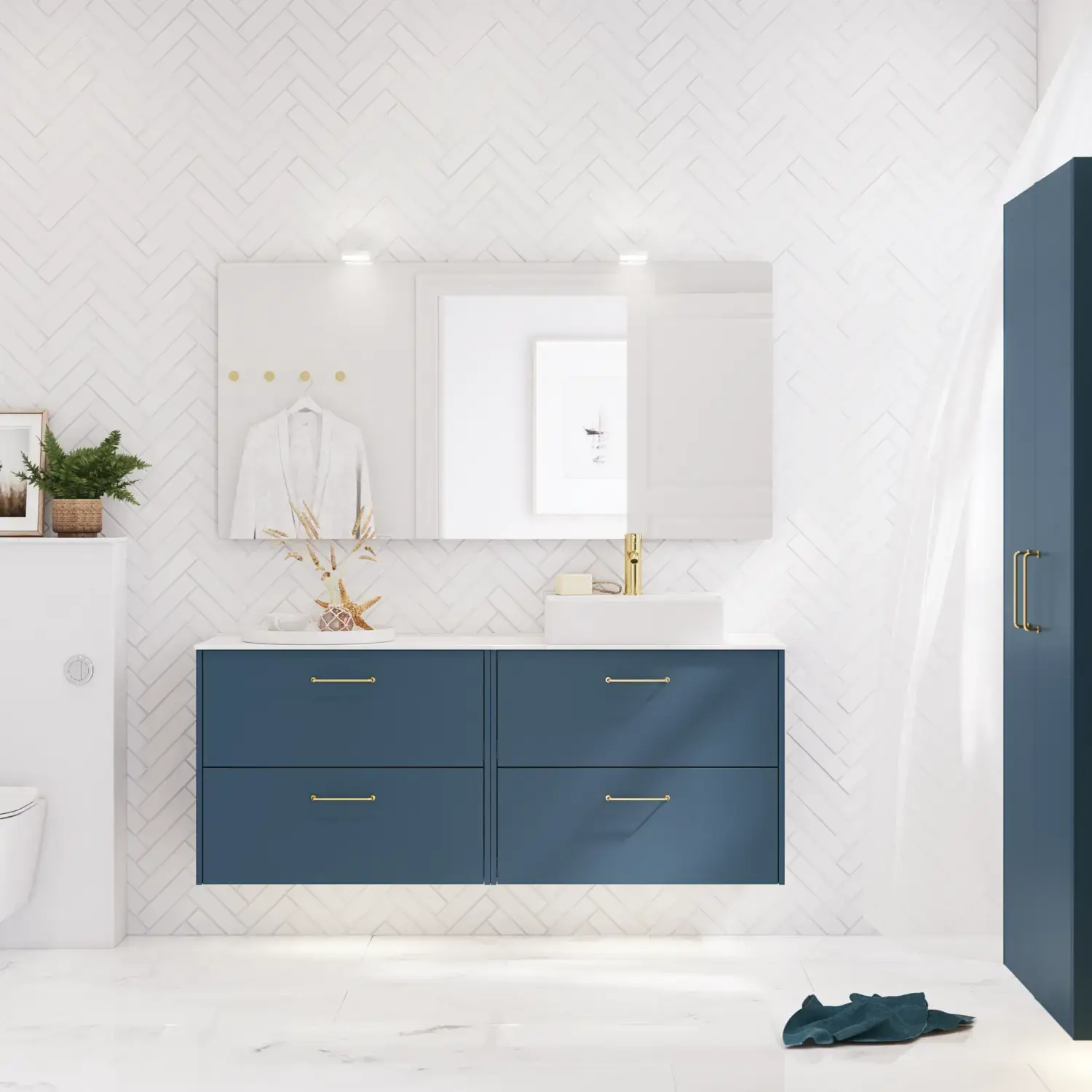 Badeværelse inspiration med badeværelsesmøbler i moderne blå farve, elegant bordstående vask og stort firkantet spejl med lys, hvide sildebensfliser giver et stilfuldt og klassisk udtryk