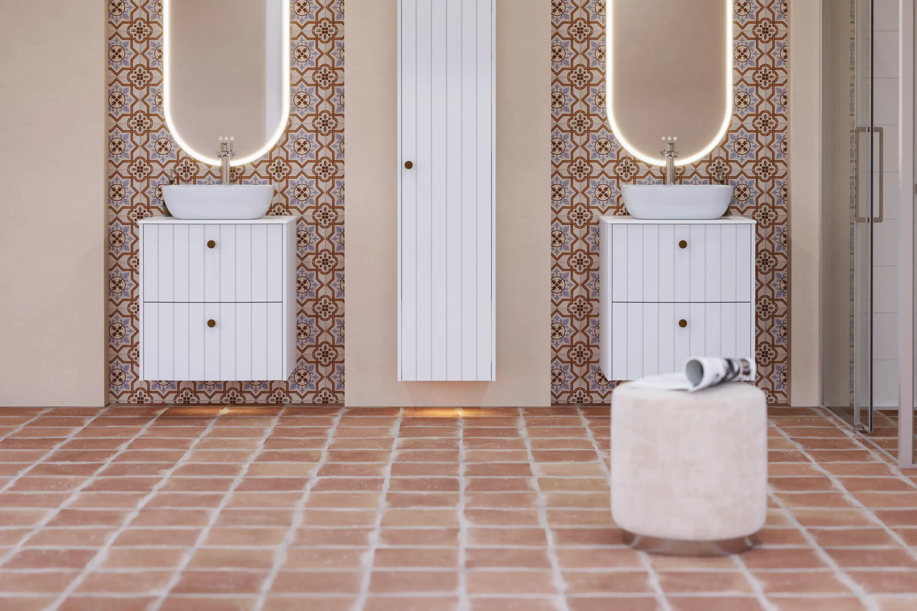 Stort badeværelse inspiration med hvide møbler med riller, elegante bordplader og bordstående håndvaske, ovale spejle med lys, synlige bjælker og fliser med mønster giver et vintage og stilfuldt udtryk