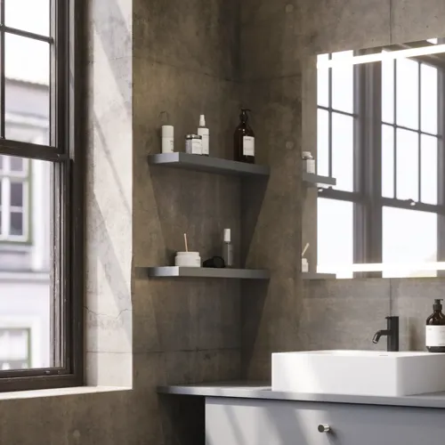 Badeværelse inspiration med skrå vægge inspiration, gråt vaskeskab og overskab, specialmål bordplader, moderne firkantet bordstående vask, firkantet spejl med lys, rå beton vægge og gulve giver et urban udtryk