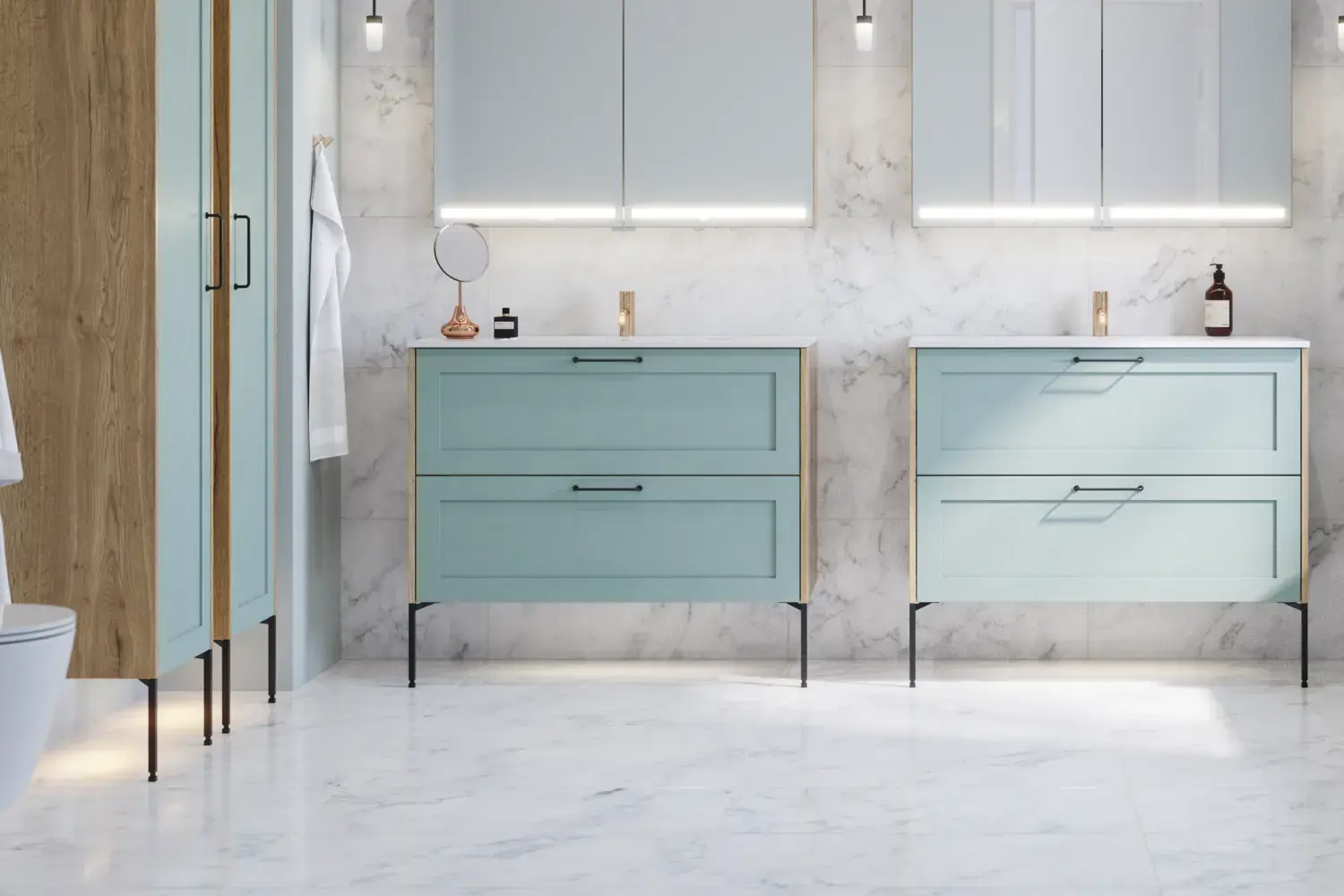 Stort badeværelse inspiration med badeværelsesmøbler i lys blå farve med sider i lys træ, elegante spejlskabe, minimalistiske sorte støtteben og greb, dobbelt badeværelsessæt samt store hvide marmorfliser giver et klassisk, moderne og symmetrisk look