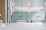 Stort badeværelse inspiration med badeværelsesmøbler i lys blå farve med sider i lys træ, elegante spejlskabe, minimalistiske sorte støtteben og greb, dobbelt badeværelsessæt samt store hvide marmorfliser giver et klassisk, moderne og symmetrisk look