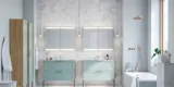 Stort badeværelse inspiration med badeværelsesmøbler i lys blå farve med sider i lys træ, elegante spejlskabe, minimalistiske sorte støtteben og greb, dobbelt badeværelsessæt samt store hvide marmorfliser giver et klassisk, moderne og symmetrisk look