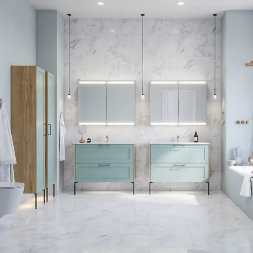 Stort badeværelse inspiration med badeværelsesmøbler i lys blå farve med sider i lys træ, elegante spejlskabe, minimalistiske sorte støtteben og greb, dobbelt badeværelsessæt samt store hvide marmorfliser giver et klassisk, moderne og symmetrisk look