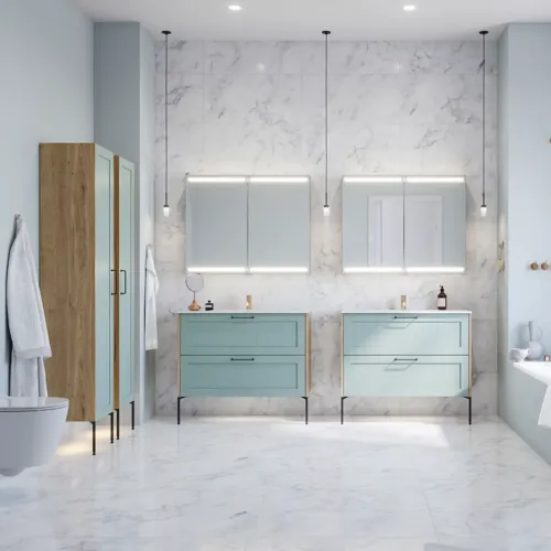 Stort badeværelse inspiration med badeværelsesmøbler i lys blå farve med sider i lys træ, elegante spejlskabe, minimalistiske sorte støtteben og greb, dobbelt badeværelsessæt samt store hvide marmorfliser giver et klassisk, moderne og symmetrisk look