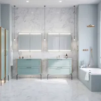 Stort badeværelse inspiration med badeværelsesmøbler i lys blå farve med sider i lys træ, elegante spejlskabe, minimalistiske sorte støtteben og greb, dobbelt badeværelsessæt samt store hvide marmorfliser giver et klassisk, moderne og symmetrisk look