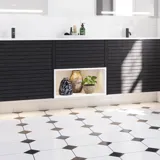 Stort badeværelse inspiration med badeværelsesmøbler i eg noir med elegante lameller, stilfuld dobbelt håndvask, firkantede spejle, hvide fliser med geometrisk mønster giver et lyst, symmetrisk og klassisk udtryk.