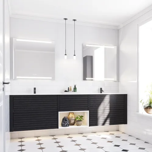 Stort badeværelse inspiration med badeværelsesmøbler i eg noir med elegante lameller, stilfuld dobbelt håndvask, firkantede spejle, hvide fliser med geometrisk mønster giver et lyst, symmetrisk og klassisk udtryk.