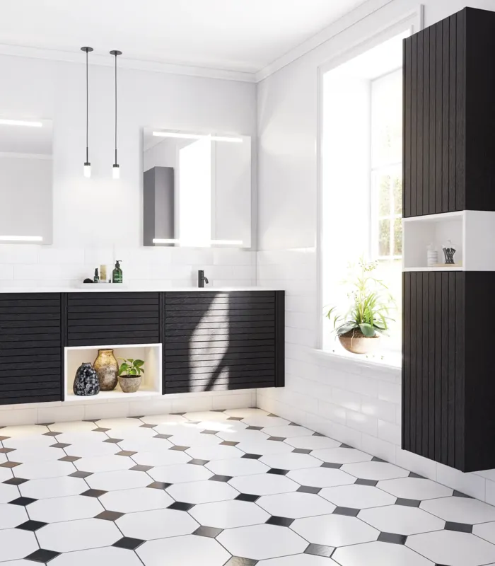 Stort badeværelse inspiration med badeværelsesmøbler i eg noir med elegante lameller, stilfuld dobbelt håndvask, firkantede spejle, hvide fliser med geometrisk mønster giver et lyst, symmetrisk og klassisk udtryk.
