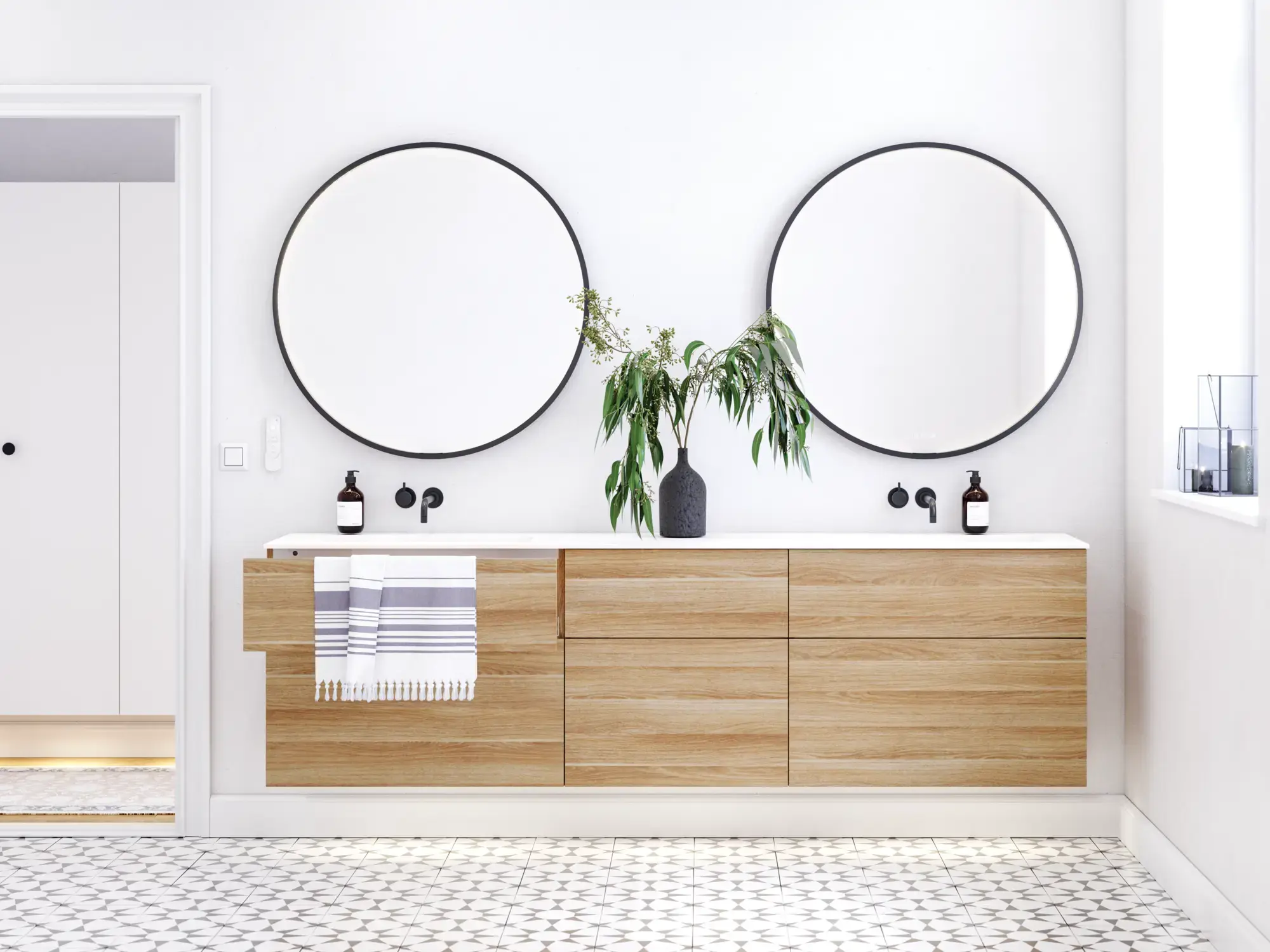 Nordisk badeværelse i træ med flotte runde spejle med sort kant og masser af opbevaring i badeværelsesmøblet