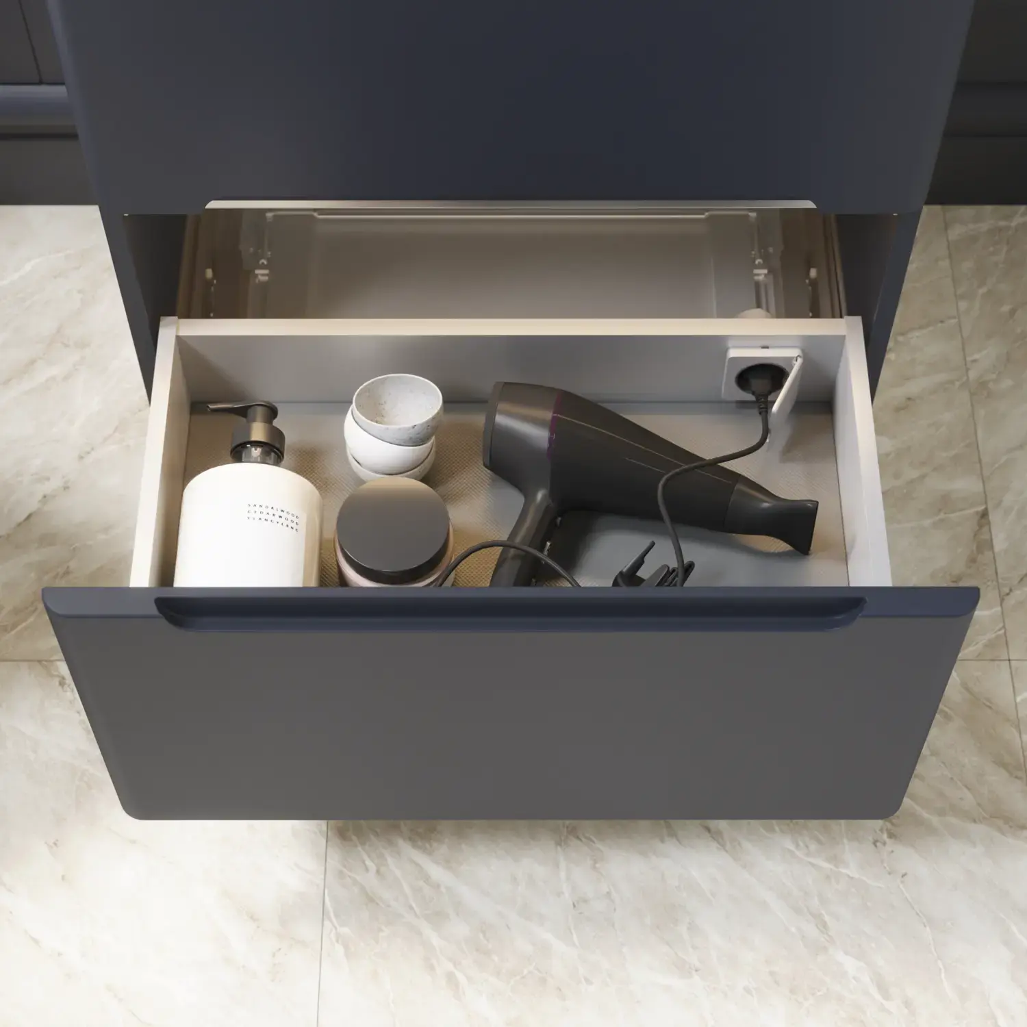 Badeværelse inspiration med mørkeblå vægpaneler, romantisk blomstret tapet, mørkeblåt vaskeskab med bløde former og et smukt rundt spejl med lys, der skaber et vintage udtryk