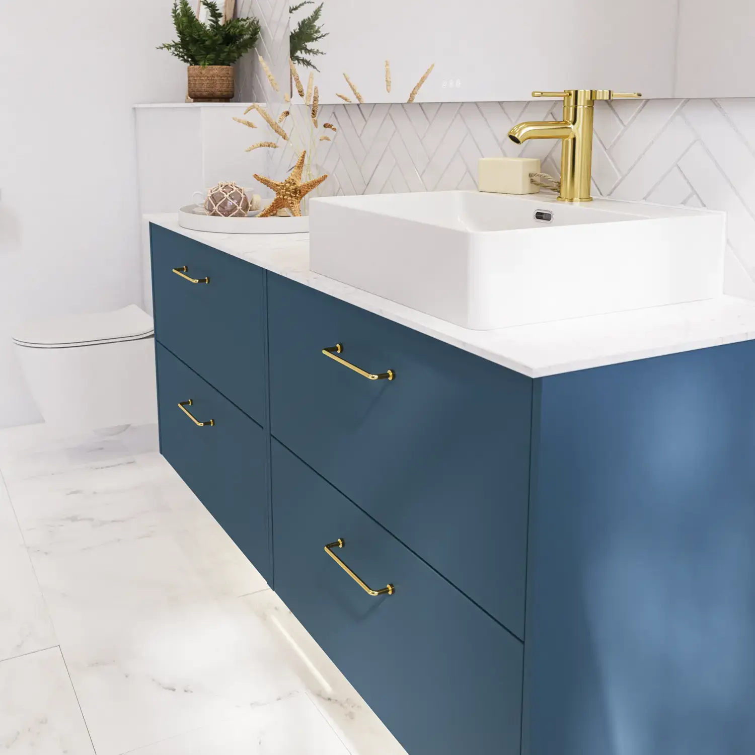 Badeværelse inspiration med badeværelsesmøbler i moderne blå farve, elegant bordstående vask og stort firkantet spejl med lys, hvide sildebensfliser giver et stilfuldt og klassisk udtryk
