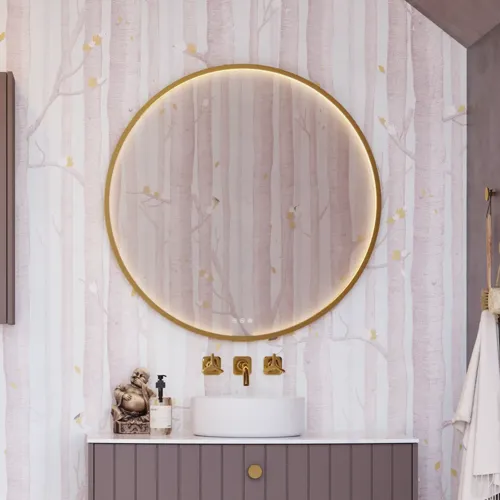 Badeværelse inspiration, vaskeskab og overskabe i lilla specialfarve med elegante riller, tynd stilfuld bordplade med bordstående håndvask, stort smukt spejl med messing kant, fliser og vægge i lilla nuancer giver et romantisk og feminint udtryk