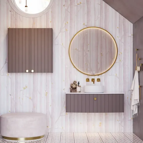 Badeværelse inspiration, vaskeskab og overskabe i lilla specialfarve med elegante riller, tynd stilfuld bordplade med bordstående håndvask, stort smukt spejl med messing kant, fliser og vægge i lilla nuancer giver et romantisk og feminint udtryk