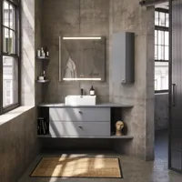 Badeværelse inspiration med skrå vægge inspiration, gråt vaskeskab og overskab, specialmål bordplader, moderne firkantet bordstående vask, firkantet spejl med lys, rå beton vægge og gulve giver et urban udtryk