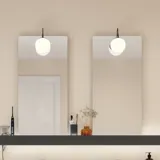 Stort badeværelse inspiration med badeværelsesmøbler i brun eg med sorte rammefronter, elegant dobbeltvask samt sort hylde, firkantede spejle med afrundede hjørner, sort hjørnebrus med foldedøre, hvide fliser og beige vægge giver et moderne udtryk