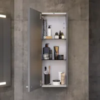 Badeværelse inspiration med skrå vægge inspiration, gråt vaskeskab og overskab, specialmål bordplader, moderne firkantet bordstående vask, firkantet spejl med lys, rå beton vægge og gulve giver et urban udtryk