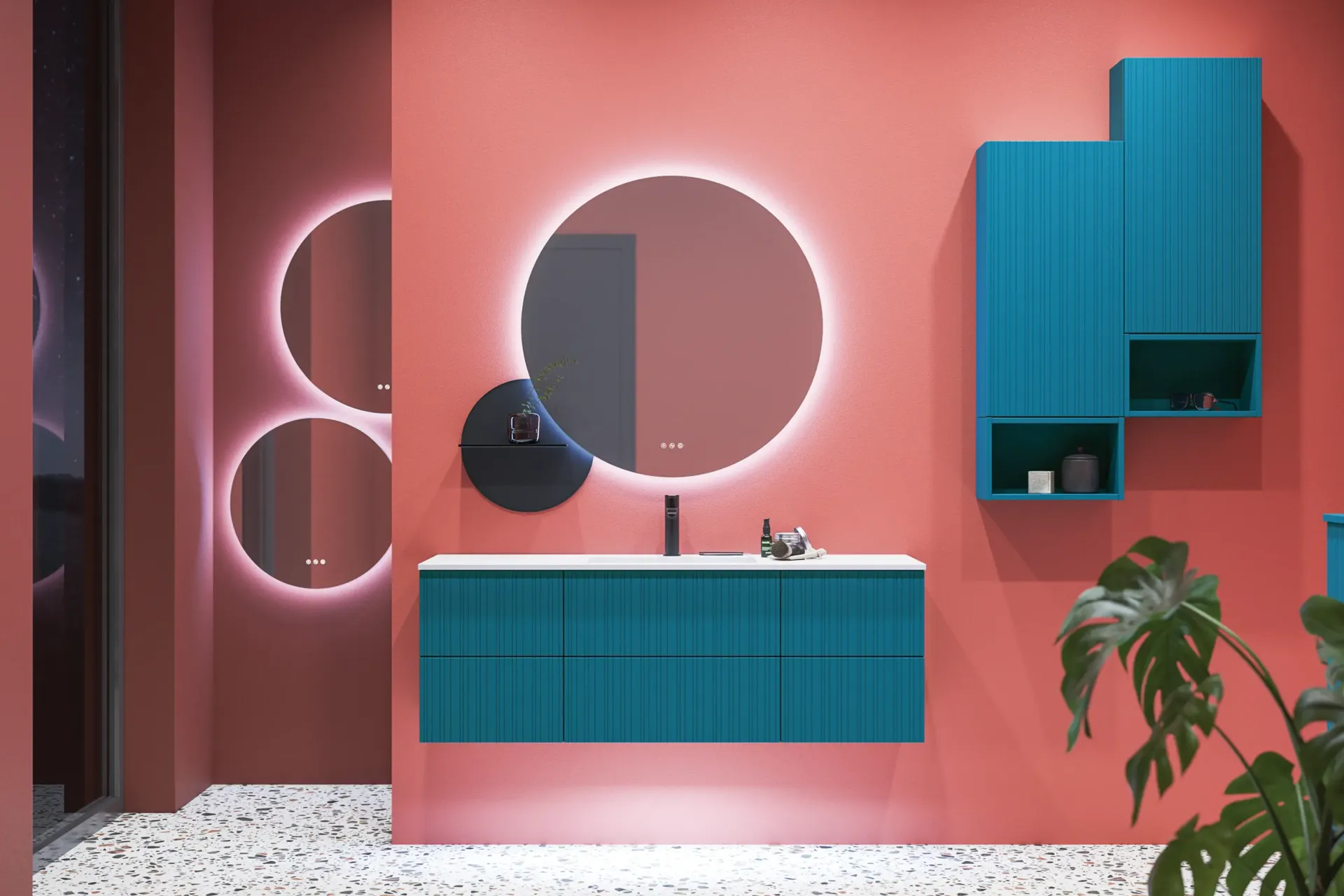 Stort badeværelse inspiration med badeværelsesmøbler i blå specialfarve med rifler, tynd elegant håndvask samt smukke runde spejle, røde vægge samt terrazzogulv skaber en stor kontrast til møblerne, og giver et stilet og urban udtryk.