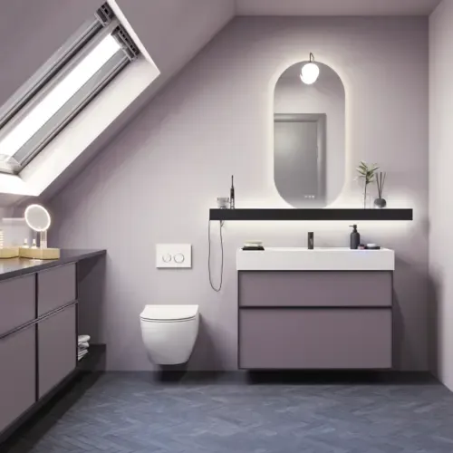 Badeværelse med skrå vægge inspiration, med badeværelsesmøbler i lilla med elegante rammefronter, flot ovalt spejl med lampe, smuk og praktisk hylde, samt lillamalet væg og gråt sildebensgulv, der giver et elegant og moderne udtryk.