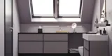 Badeværelse med skrå vægge inspiration, med badeværelsesmøbler i lilla med elegante rammefronter, flot ovalt spejl med lampe, smuk og praktisk hylde, samt lillamalet væg og gråt sildebensgulv, der giver et elegant og moderne udtryk.