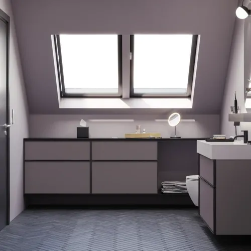 Badeværelse med skrå vægge inspiration, med badeværelsesmøbler i lilla med elegante rammefronter, flot ovalt spejl med lampe, smuk og praktisk hylde, samt lillamalet væg og gråt sildebensgulv, der giver et elegant og moderne udtryk.